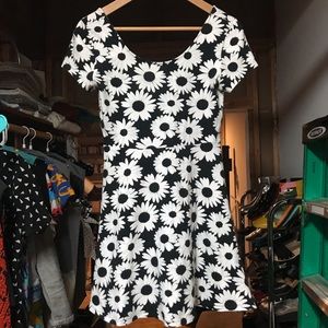 SOLD ELSEWHERE | Daisy 🌼 Fit and Flare